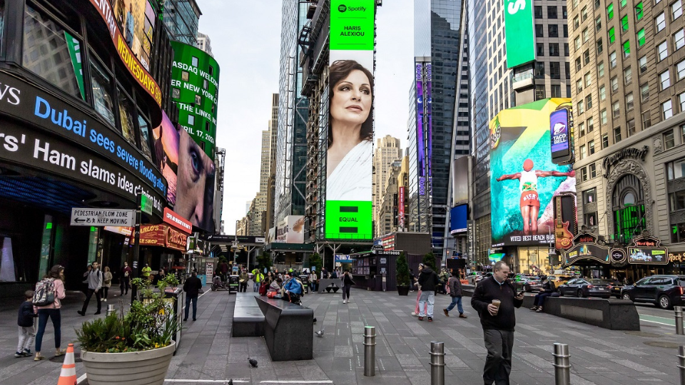 Η Χάρις Αλεξίου σε billboard στην Times Square της Νέας Υόρκης!